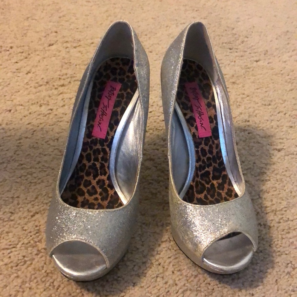 Betsy Johnson silver glitter heels - size 6.5